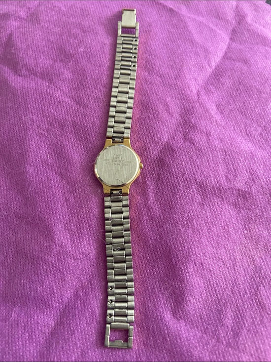VINTAGE ACCURIST GOLD TONE SLEEK QUARTZ WATCH WHITE DIAL